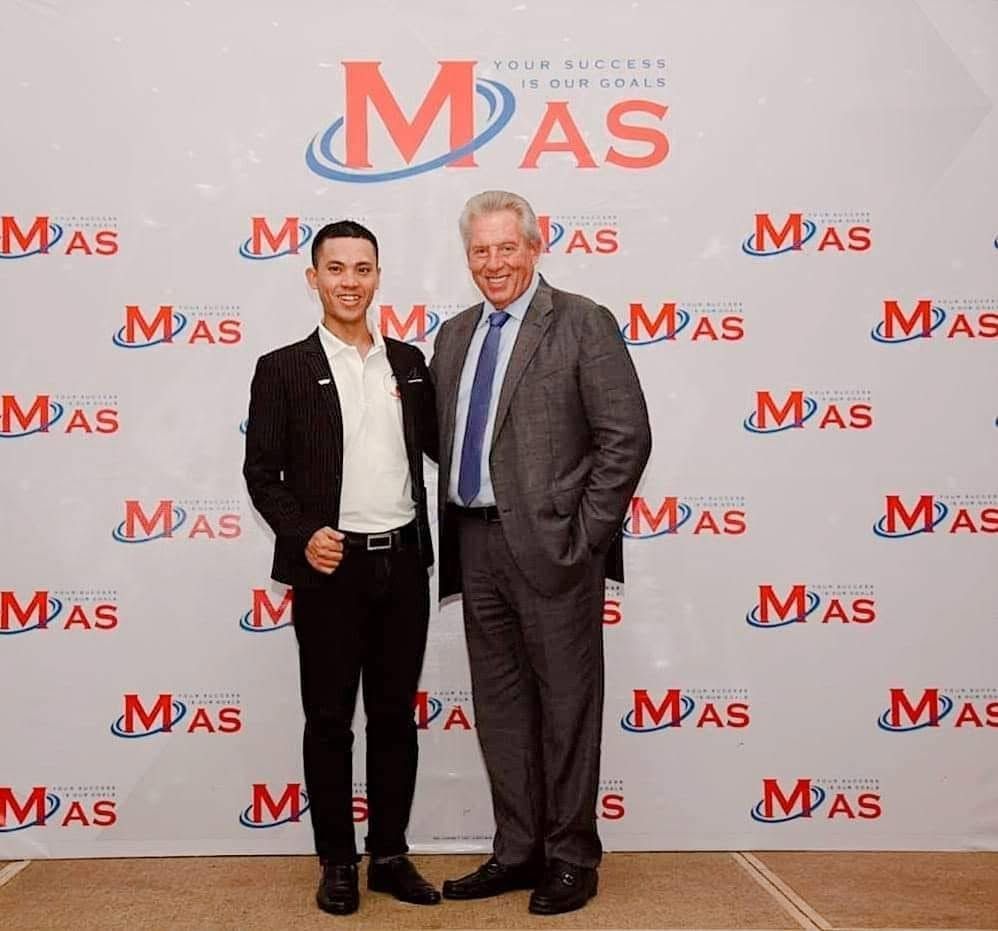 Cùng John C. Maxwell tại sự kiện MAS. John C. Maxwell là một trong hai hình mẫu Cương học về lãnh đạo và tạo ảnh hưởng bền vững.