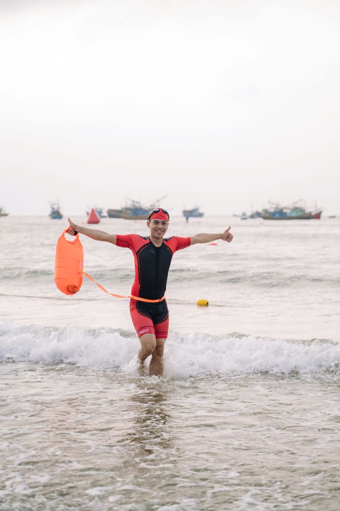 Bơi biển, luyện Ironman. Trong bức tranh 2030, buổi sáng của anh bắt đầu bằng chạy dọc sông Mã hoặc bơi, không điện thoại.