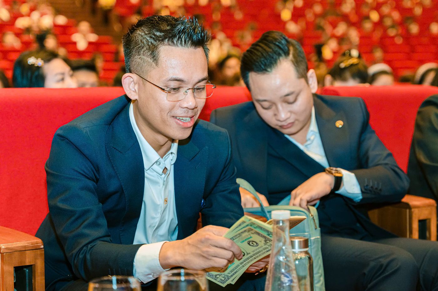 Ngồi làm việc trực tiếp với một học viên. Trước AI, đây là cách duy nhất Cương trao được giá trị: từng người, từng buổi.