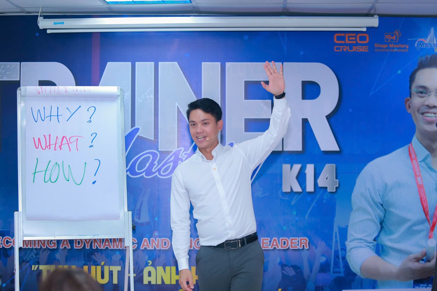 Trainer Mastery khoá 14. Tấm bảng phía sau ghi ba câu hỏi Cương hay đặt cho học viên: Why, What, How. Chương trình này đã chạy 25 lớp với hơn 600 chủ doanh nghiệp.