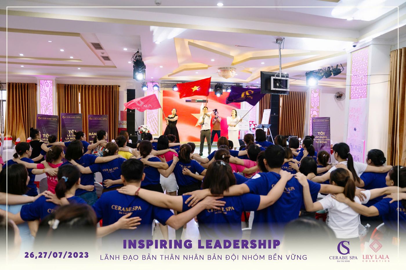 Cả hội trường Inspiring Leadership cùng đứng dậy. Cương gọi khoảnh khắc này là "thắp lửa cho người ta tự đi".