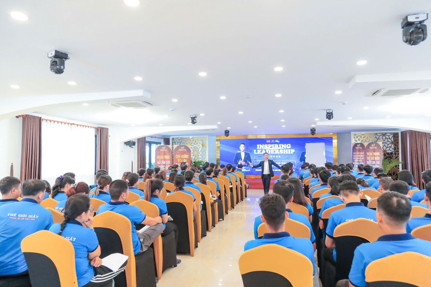 Hội trường Inspiring Leadership nhìn từ phía sau. Vài trăm người mỗi lớp là giới hạn của đôi tay, và là lý do anh cần hệ thống.