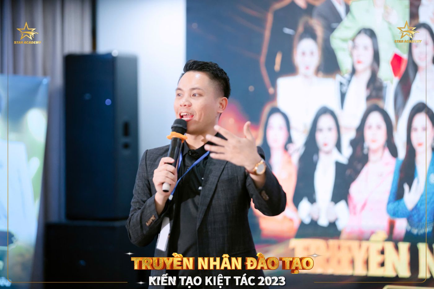 Lê Văn Cương trên sân khấu chương trình Truyền Nhân Đào Tạo, Kiến Tạo Kiệt Tác 2023. Mười năm sau ngày đầu bước vào nghề, vẫn cùng một thứ: giọng nói và ngọn lửa.
