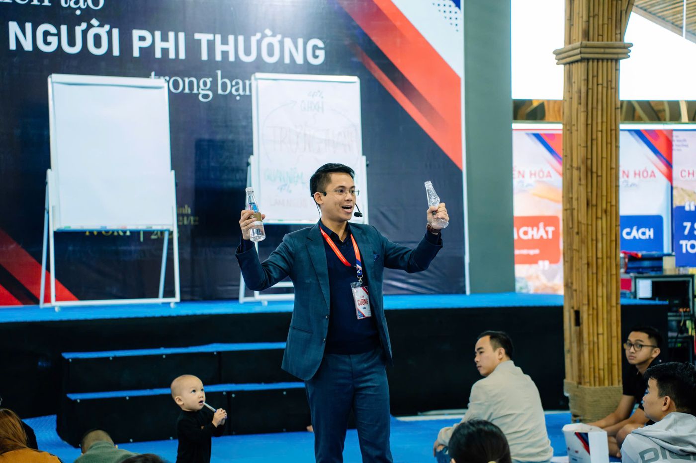 Cương bên tấm bảng "Người phi thường trong bạn". Trước khi nói về AI, anh nói về một thứ cũ hơn nhiều: người chủ đang tự làm tất cả.