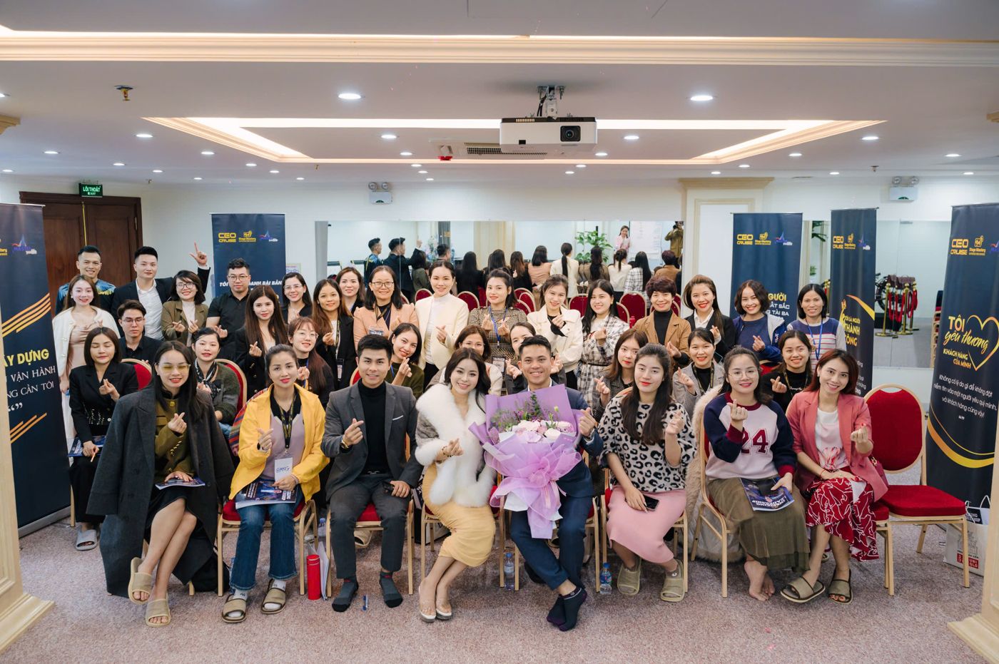 Học viên tặng hoa cuối khoá. Cương gọi khoảnh khắc thấy một người đứng lên nói được điều họ tin là "hơn cả tiền".
